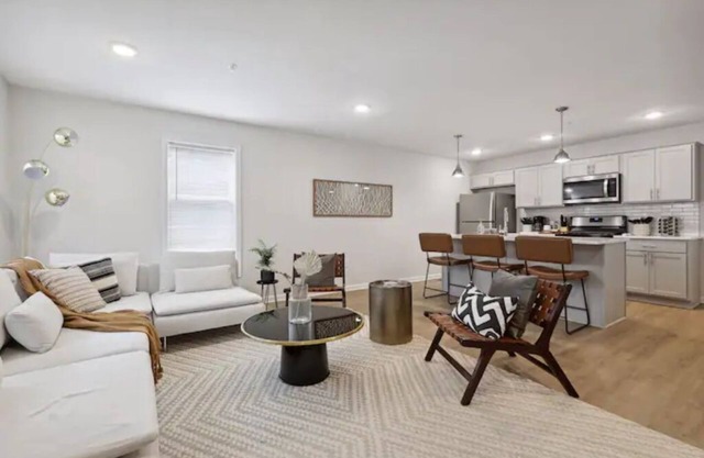 NEW Insta-Worthy Home Steps From The Lakes