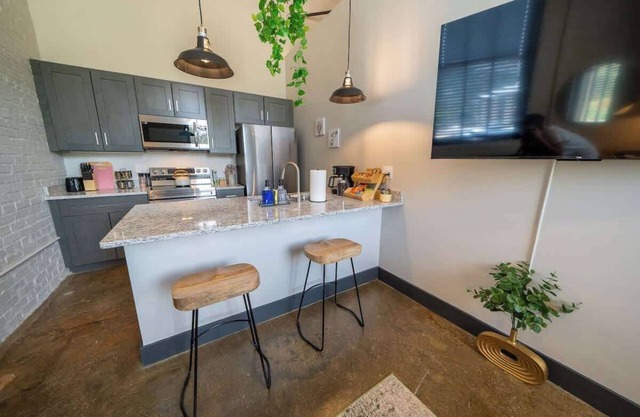 New King Bed Apartment: Brewery| River| Downtown