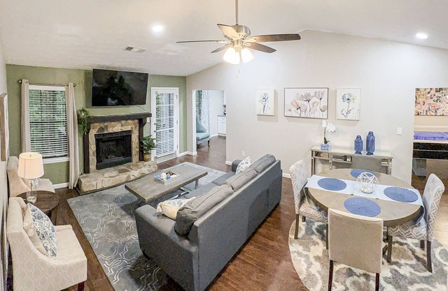 NEW! King Bed - Near ATL - Huge Backyard W/Deck - PETSn15% off between 1/1-1/31
