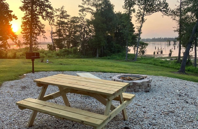 New Lake Front Studio Style Cottage - w/private dock, kayaks and full kitchen
