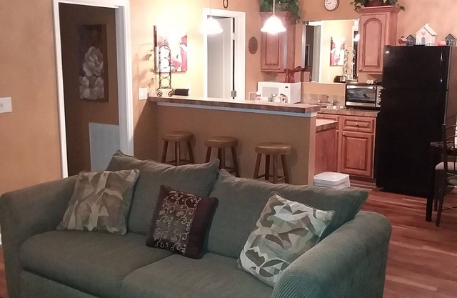 NEW-Lakefront/on 5 acres/near Lakewood Ranch/Pool/Pet Friendly