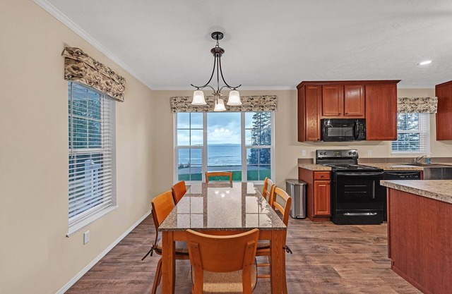 NEW! Lakeside Retreat w/Beach Access & Kayaks