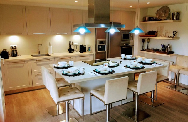 New Large 2 Story Flat for 11 w/Pool -5 min walk to Beach & Calella cliff walk