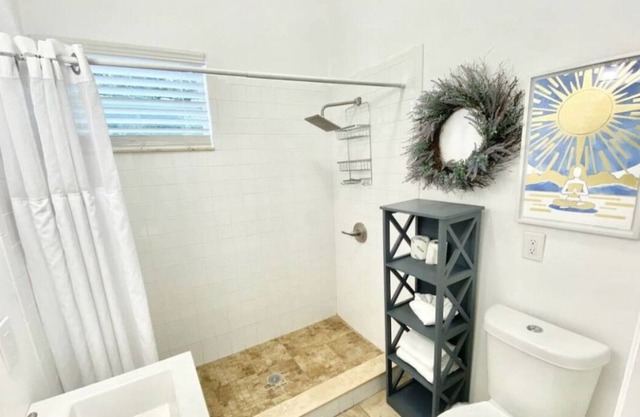 NEW LISTING!! #4 - Cozy Bungalow Apartment in SOHO & UT area.