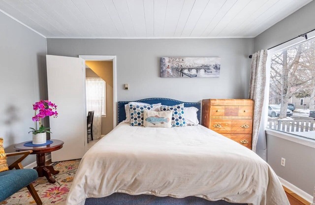 New Listing! Charming French Studio Apartment