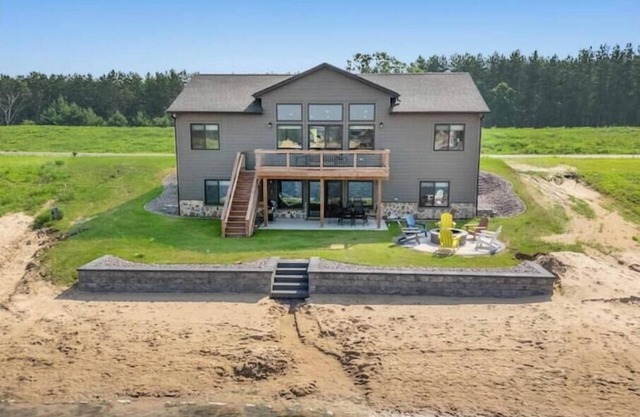 New Listing Lakeside Beach Sleeps 15+ Pet friendly Firepit, Grill, Kayaks, Games