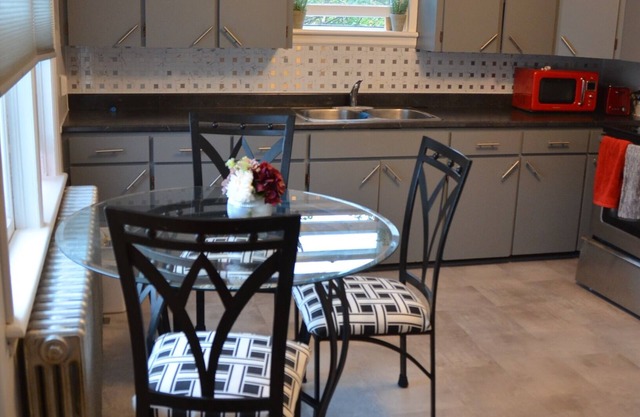 New Listing - Pagnutti Place is a Quiet, Clean and Cozy Home away from Home💕