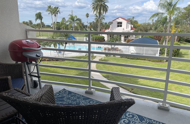 NEW LISTING Paradise-Newly Updated Condo Close to Everything. Beach, Bike, Pool