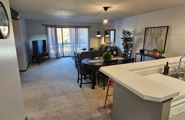 New listing! Pelican Bay/Main floor/Osage beach 2B/2B,Margaritaville,Redheads!