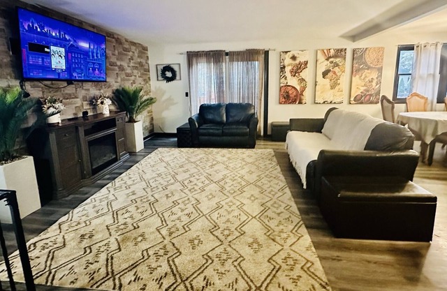 New Listing Price!10 Min to Airport,Fam Friendly!