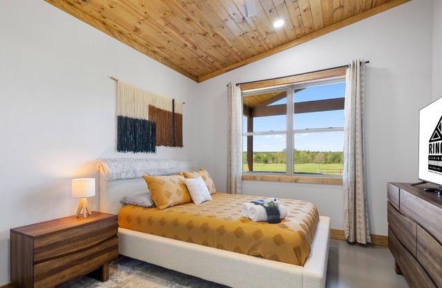 NEW LISTING Rustic meets modern, secluded and quiet, private pond for fishing