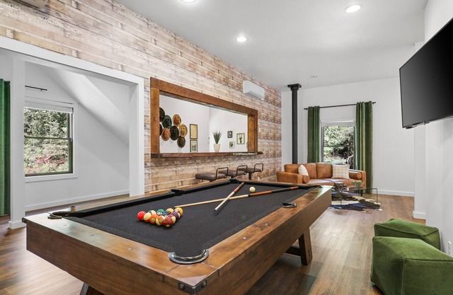 New Listing Special! Remodeled Cabin w/Pool Table, Air Hockey, and Privacy