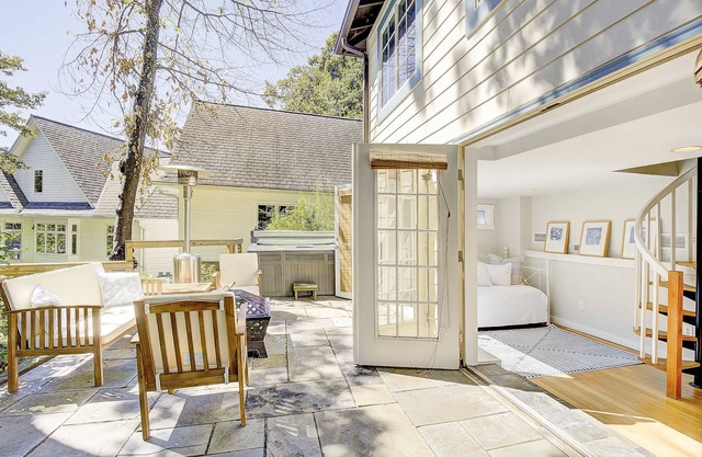 NEW LISTING! Waterfront cottage, hot tub, fire pit, gated community, pier, kayak