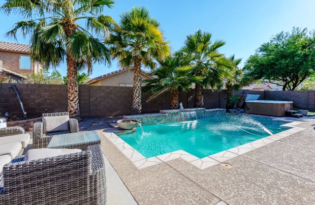 NEW LOWER RATES Heated Pool*SPACIOUS 3 FULL BATHS *8BEDS* HOT TUB* FIREPIT*