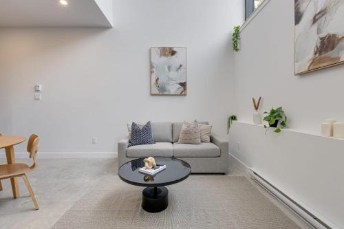 New Luxury 2BDR unit with Sofabed in Mile End - 1D
