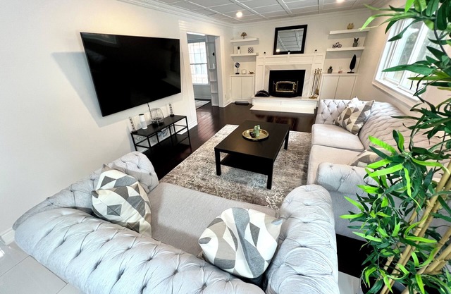 *NEW Luxury 4 Bdrm Home w Pool Table & Jaccuzi