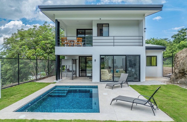 New Luxury Pet Friendly house close to Beach and Mountain w/Pool.