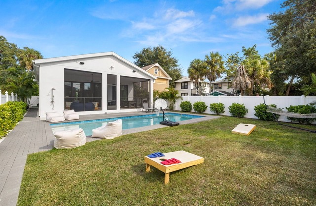 NEW Luxury Downtown Pool Retreat/Walk to Central Ave/Heated Salt Water Pool