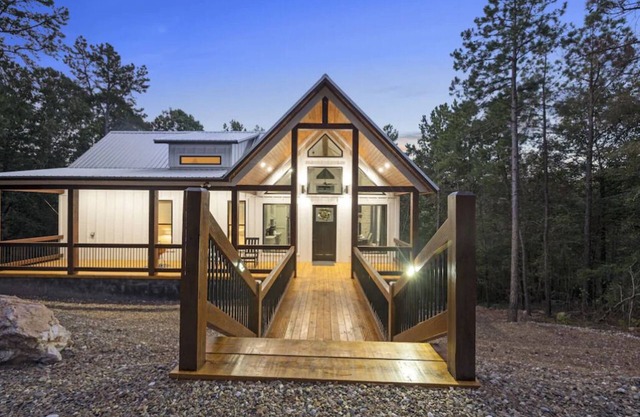 New Luxury Honeymoon Cabin, Private Hot Tub and Large Rain Shower