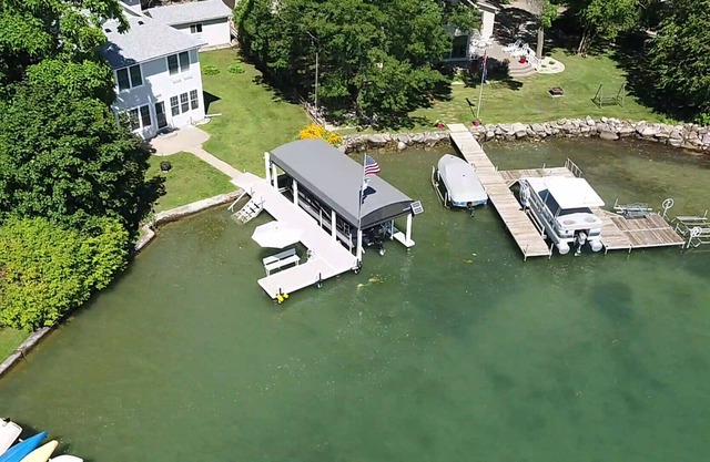 NEW-Luxury Lake House on Green Lake with Walk in Pier and an Amazing Swim area!!