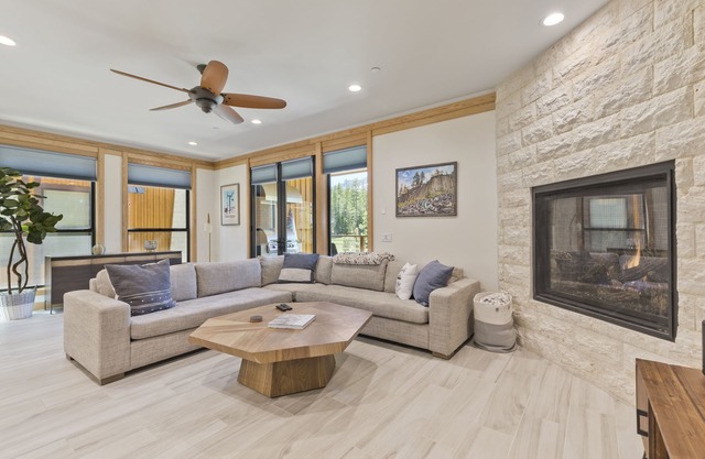 New Luxury Townhome Right on 10th Hole Sierra Star Golf Course