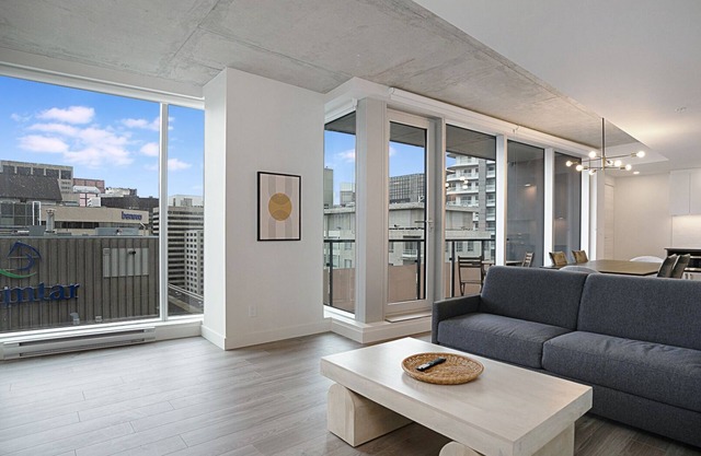 New Luxury Unit in Heart of MTL 802 | Metro access