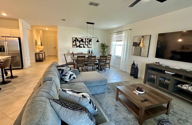 New Luxury Villa Home on Championship Golf Course. High speed WiFi AC