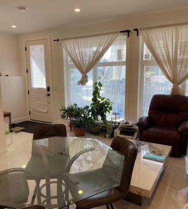 New Luxury Walkout Suite Near University