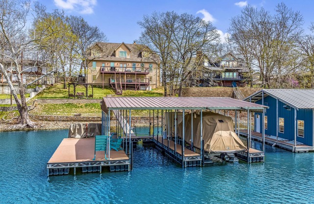 New Luxury Water Front Oasis with New Private Dock & Hot Tub!