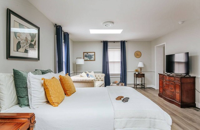 *NEW* Magnolia Suite: Newtown Studio Walk Downtown