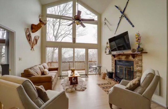 NEW-Maple Leaf Lodge! 2min to Ski hills! Sleep12 with Fireplace
