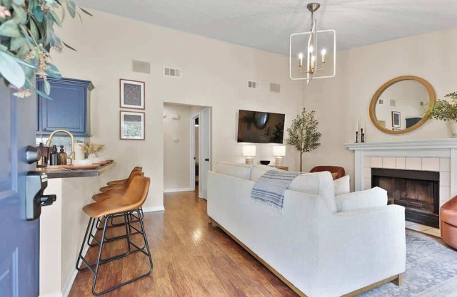 New Meets Nostalgic - Adorable Cottage Sleeps 8!