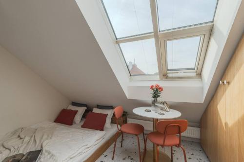 NEW! Mini-designer rooftop AC & Garden, Castle!