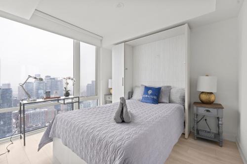 New Modern 1Bd & Den in Downtown Toronto