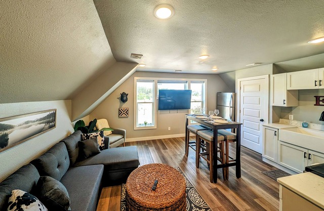 New Modern 1BR, Downtown Custer – Perfect Base for Black Hills