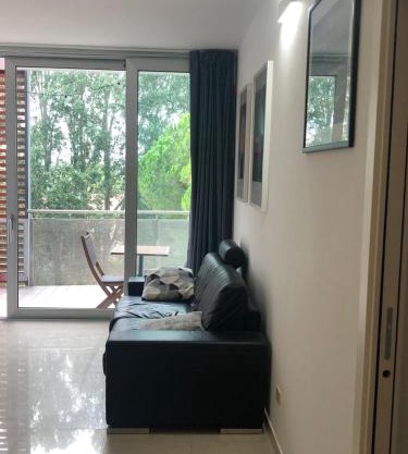 New Modern Apt free parking & free beach spot