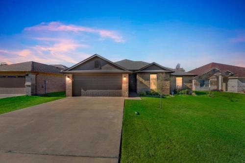 New Modern Bohemian Home Minutes from Epic Waters Indoor Park, Andretti Indoor Karting & Games, AT&T Stadium, Globe Life, Six Flags, Texas Life