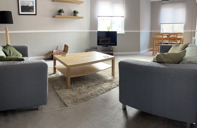 New Modern, cosy, cool 1 bedroom apartment in the heart of Windsor