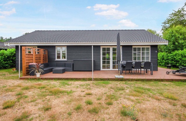New modern holiday home near the beach and city