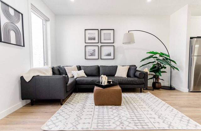 *New & Modern Home | Free Parking | 5 mins Downtown*