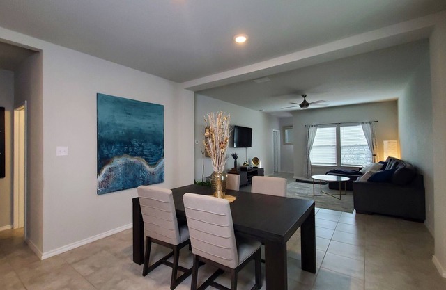 New Modern home only 11 miles from Downtown and the Pearl Brewery!