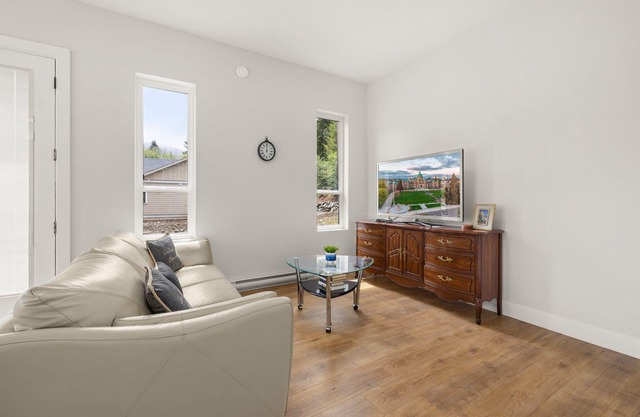 New! Modern Private 1 Bedroom Suite, Cowichan Lake, Minutes Drive from Lake & Town Core!