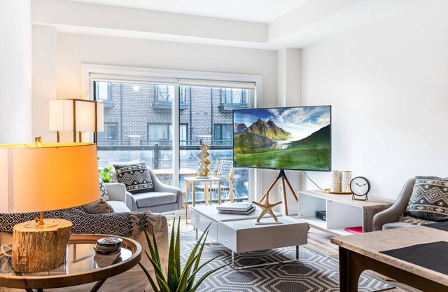 New Modern Private Bedroom in a Luxury Town Home D