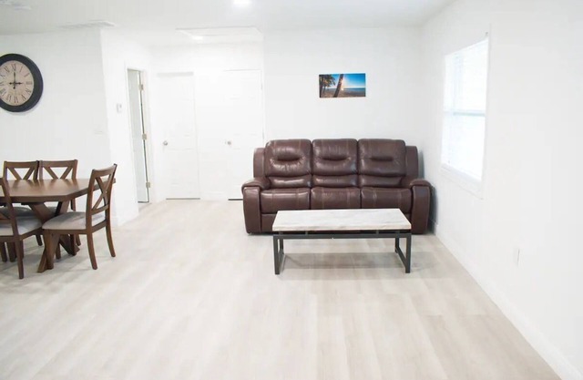 New - Modern Retreat - 3BR 2BA - Backyard - Garage
