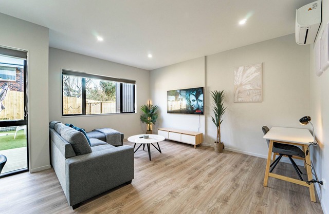 New Modern Sunnyhills Town House | Wi-Fi & Netflix
