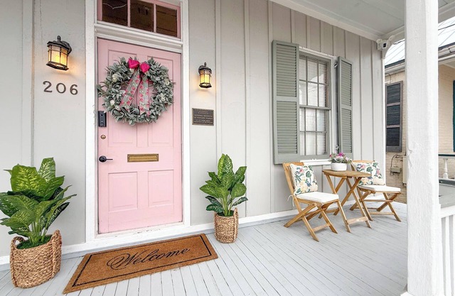 NEW NEW NEW Precious Cottage in Historic Downtown