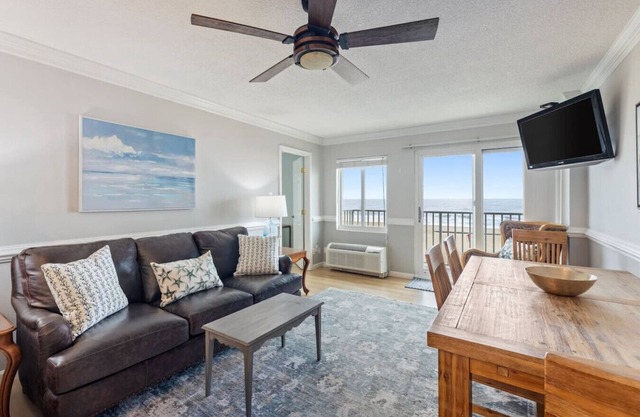 New Oceanfront 2bd, 2bth/ Beach/Pool/Boat