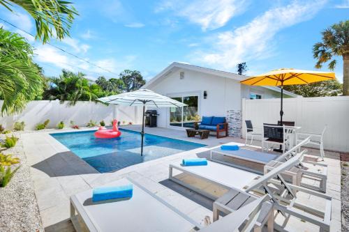 NEW Palm Tree Paradise -Close To The Beach! Beautiful Heated Pool!