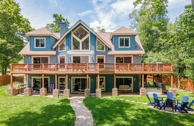 New! Paradise at Deep Creek: Lakefront, Private Dock, Hot Tub!
