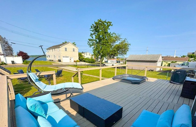 New Private Luxury Home With Waterfront and outdoor jacuzzi